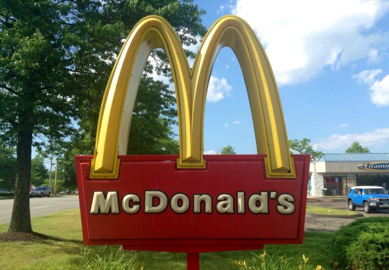 Jak zamówić McDonald z dowozem do domu?