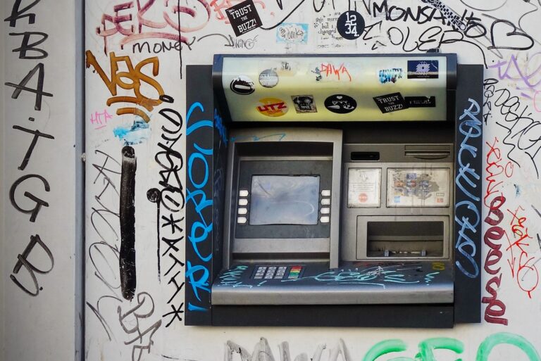 Policja ostrzega przed kodami QR na bankomatach