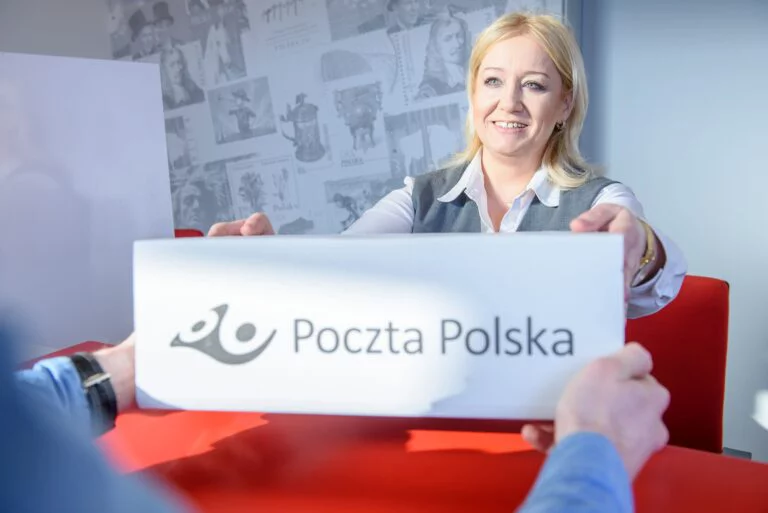 Listonosze na elektrycznych rowerach i skuterach w terenie