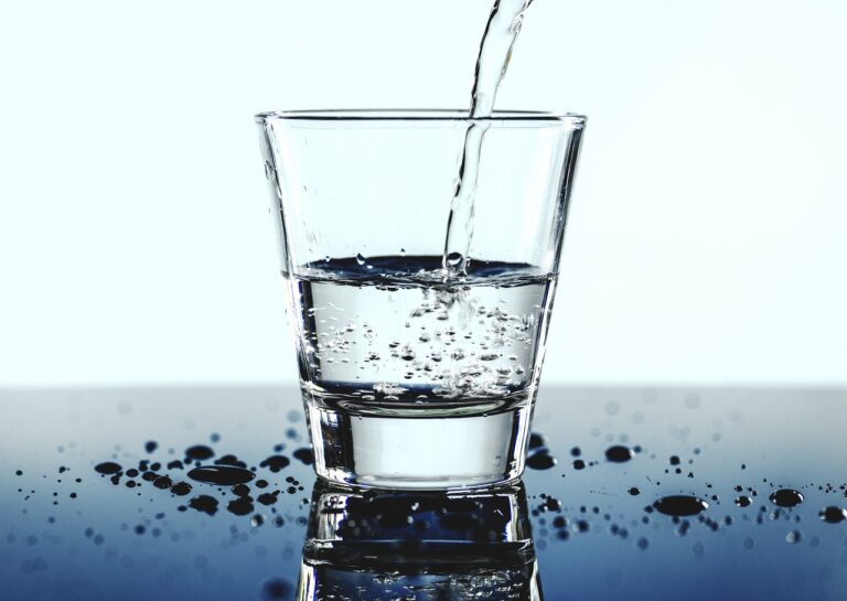 Polak pije ponad 105 litrów wody rocznie – raport BGŻ BNP Paribas