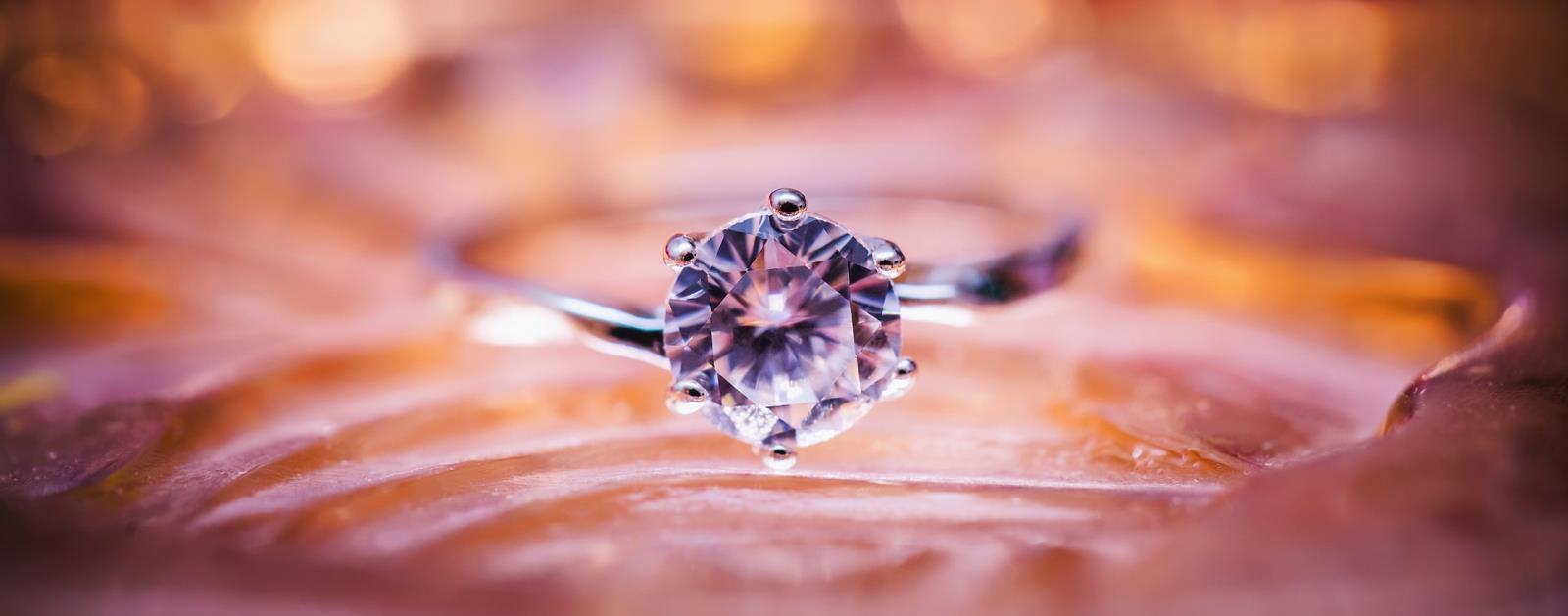 Biżuteria Diamenty - Ile Zarabiają Celebrytki Na Jej Promocji?