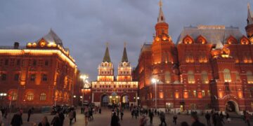 Rosjanie masowo wypłacają gotówkę z bankomatów